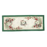 Classic karácsonyi bogyós, zöld szélű gobelin asztali futó – 44×180 cm (ezüst lurex)