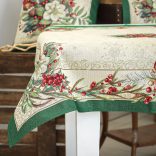 Classic karácsonyi bogyós, zöld szélű gobelin asztalterítő – 96×100 cm (ezüst lurex)