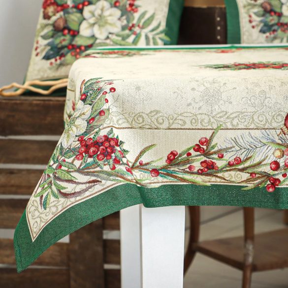 Classic karácsonyi bogyós, zöld szélű gobelin asztalterítő – 96×100 cm (ezüst lurex)