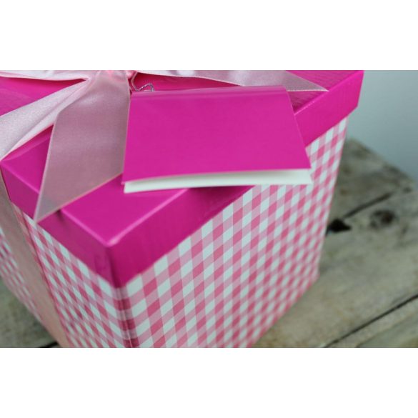 Rózsaszín kockás ajándékdoboz 10cm