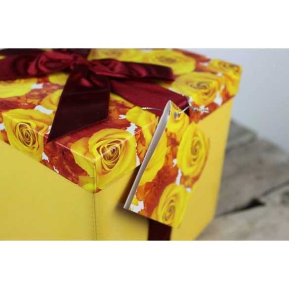 Sárga ajándékdoboz virágokkal díszítve 10cm