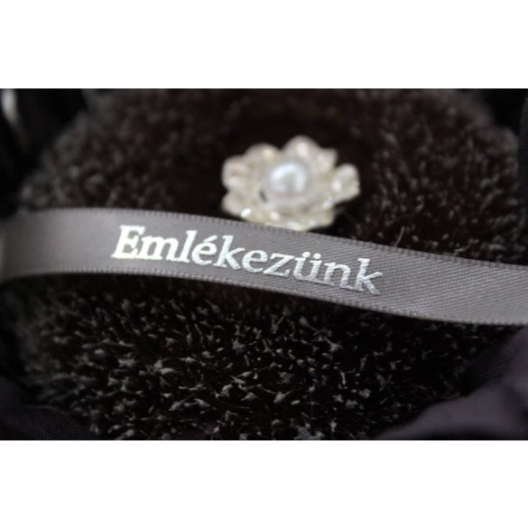 Szürke szatén szalag "Emlékezünk" felirattal 1cm