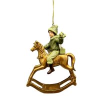 Zöld és arany karácsonyi dísz fiú hintalovon 12cm