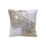 Fehér bársony párna virágokkal 45cm