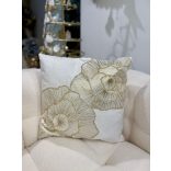 Fehér bársony párna virágokkal 45cm