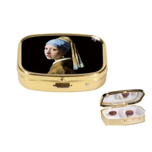 FRI.18193 Gyógyszeres fémdoboz 2 fakkos, 5,1x1,8x3,6cm, Vermer: Lány gyöngy fülbevalóval