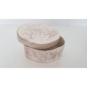 V.K.31-15 Domború mintás ováldoboz,virágos natúr,kerámia, kézzel festett-15,5x11,5x8,5cm